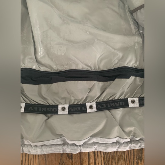 New Vintage Oakley Ski Jacket! Only worn maybe 3 times. - Picture 8 of 14
